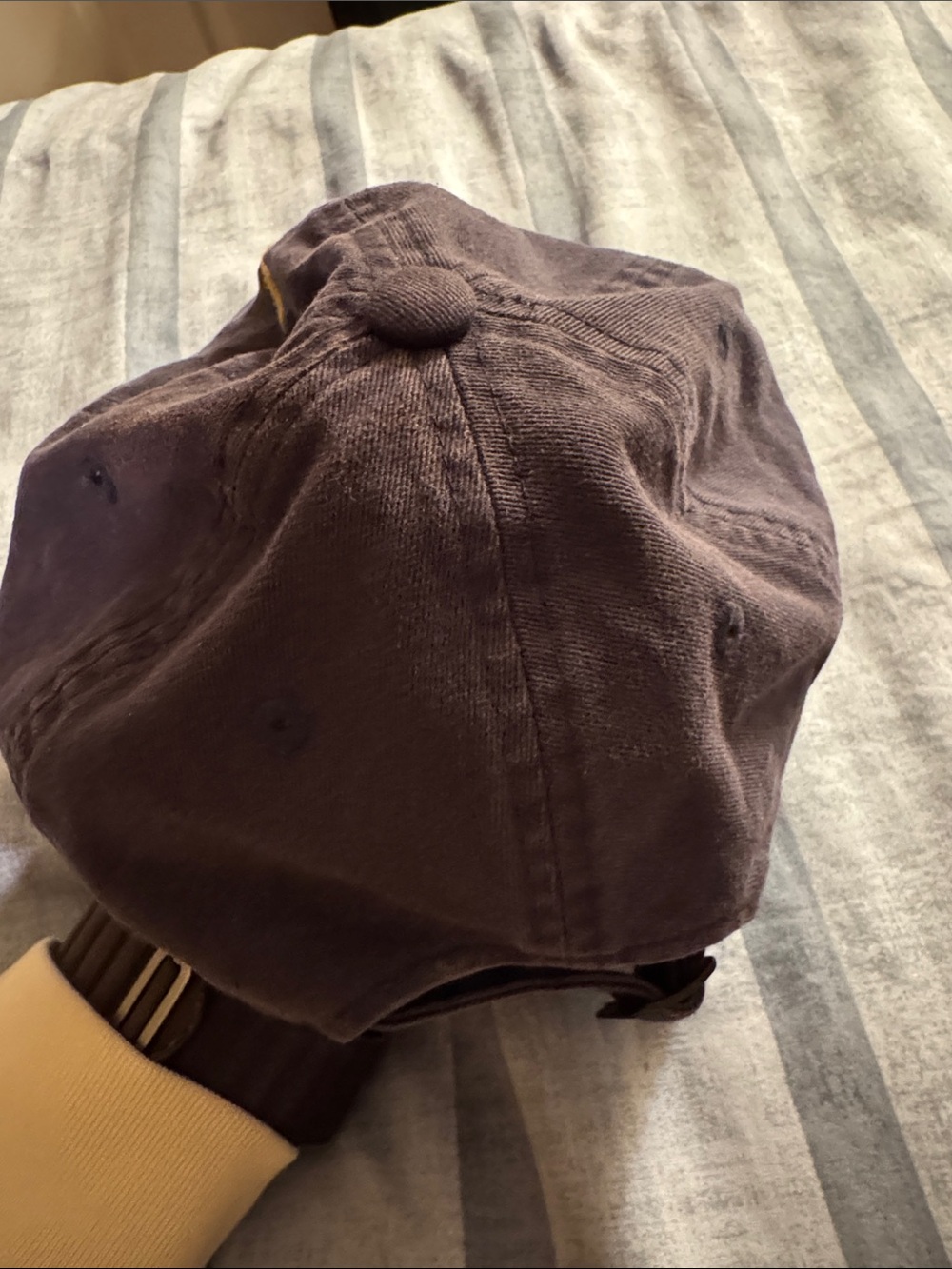 U of W Sports Club hat - Picture 3 of 4